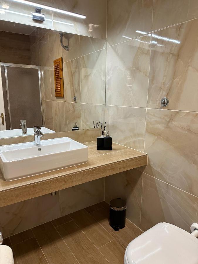 Nouvelle Vag - Apartment & Room Trani Esterno foto