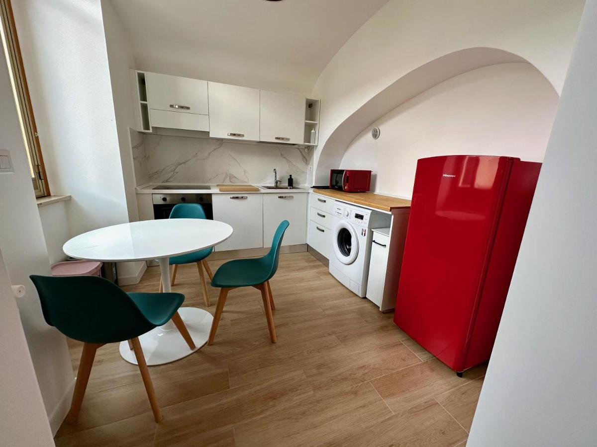 Nouvelle Vag - Apartment & Room Trani Esterno foto