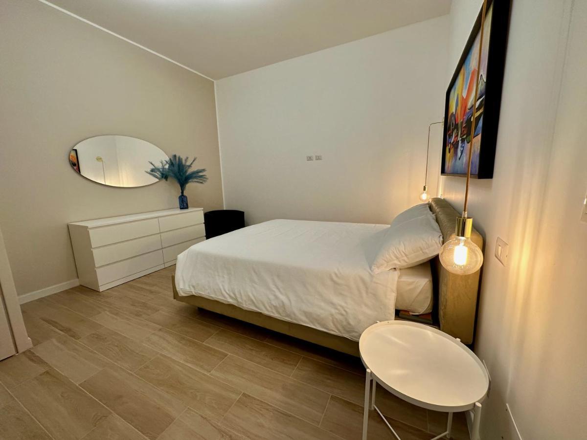 Nouvelle Vag - Apartment & Room Trani Esterno foto