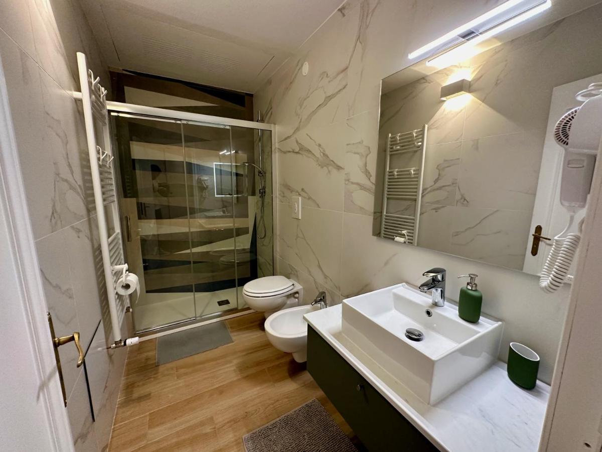 Nouvelle Vag - Apartment & Room Trani Esterno foto