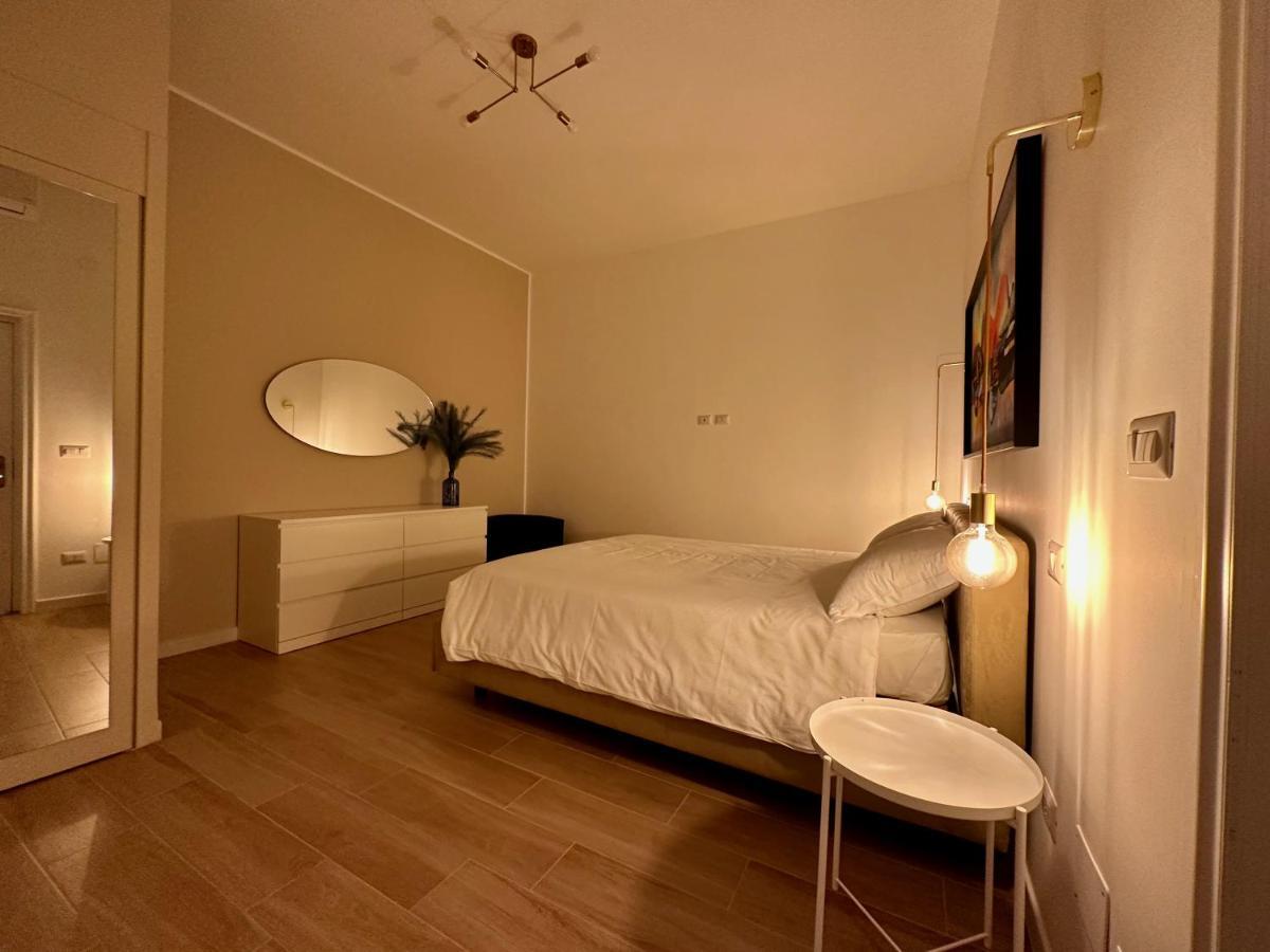 Nouvelle Vag - Apartment & Room Trani Esterno foto