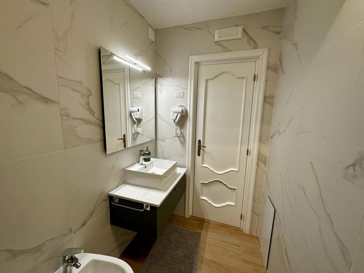 Nouvelle Vag - Apartment & Room Trani Esterno foto